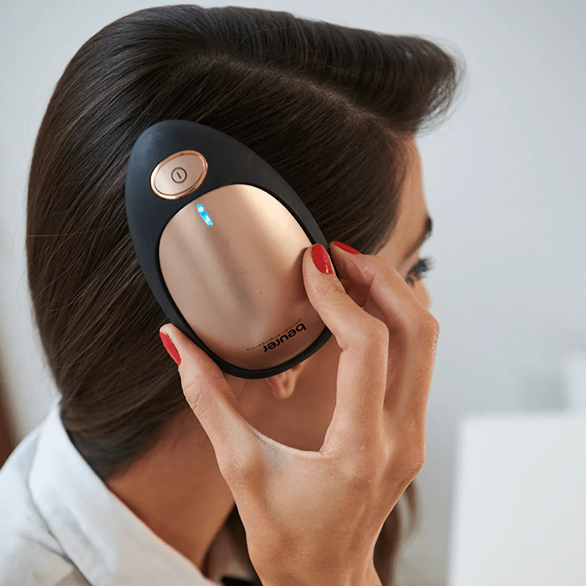 Cepillo Alisador Desenredante para Cabello Rebelde y Función de iones para Conseguir un Brillo más Natural / HT10 Marca Beurer